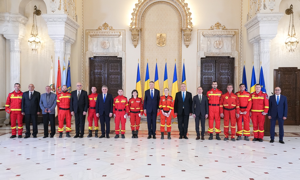 Salvatorii români din Turcia au fost decoraţi de preşedintele Klaus Iohannis [FOTO]