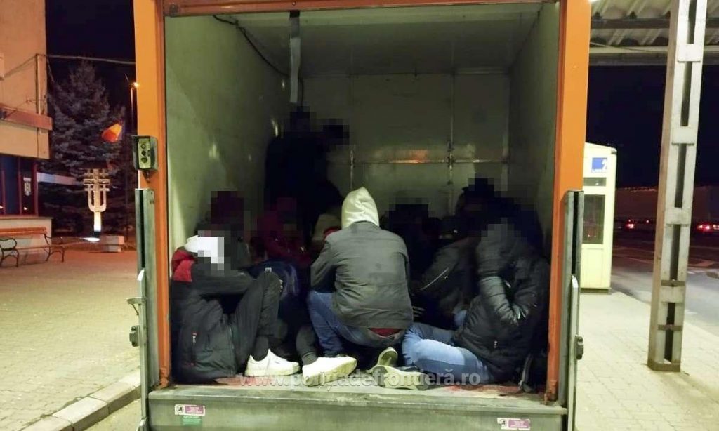 70 de percheziții la traficanții de migranți