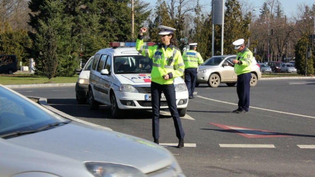 Șofer prins în timp ce încerca să dea mită polițiștilor de la rutieră