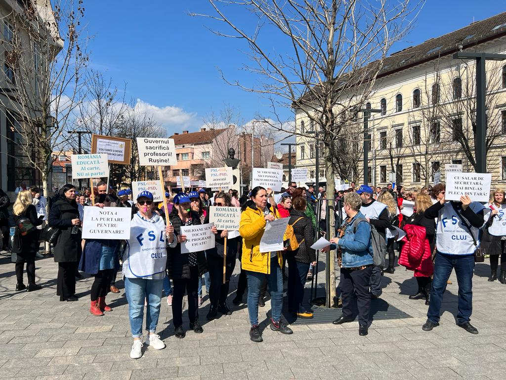 400 de angajați din învățământul preuniversitar au protestat la Cluj [AUDIO]