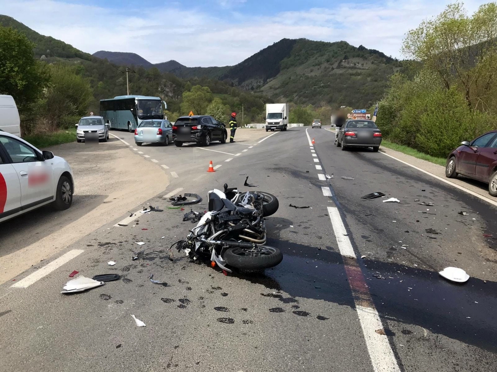 Trei autoturisme și o motocicletă, implicate într-un accident rutier în localitatea Buru