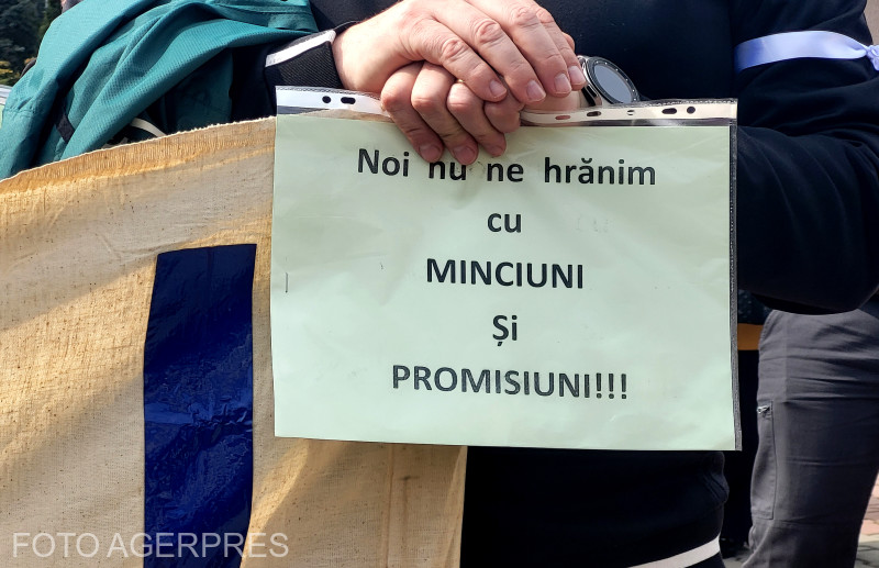 Profesorii greviști riscă suspendarea contractelor de muncă dacă nu predau la clasă! [AUDIO]