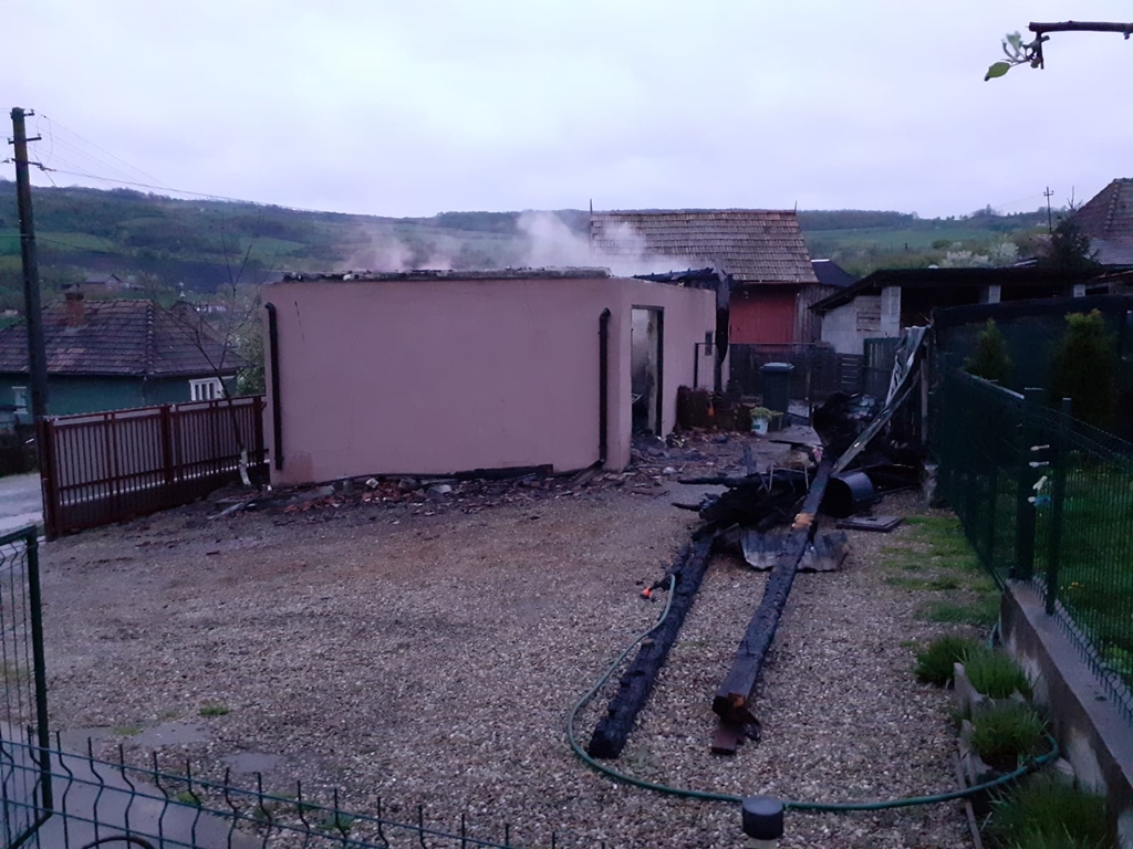 Peste 80 de găini și pui de găină au ars într-un incendiu, la Căianu