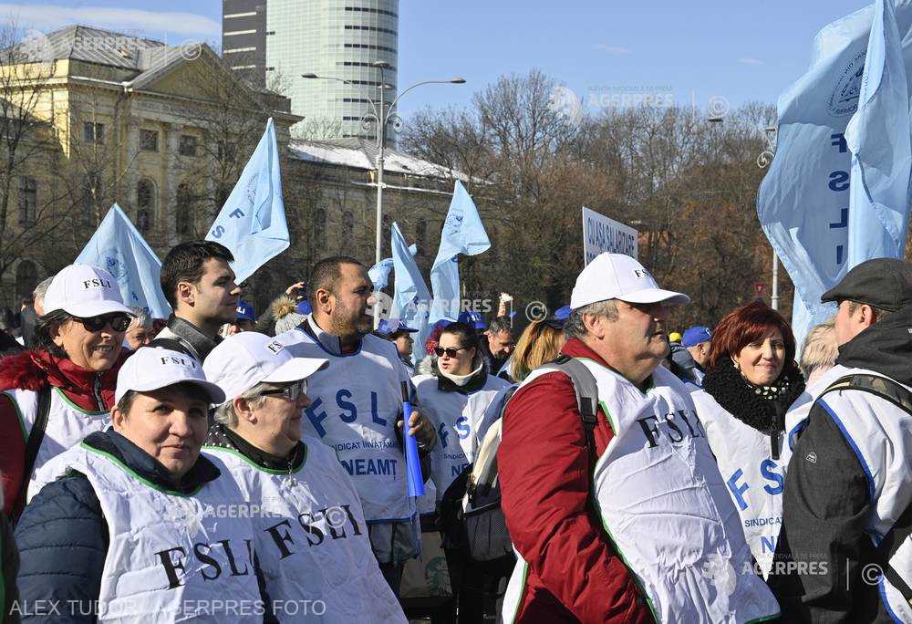 Sindicaliştii din educaţie pichetează sediul guvernului