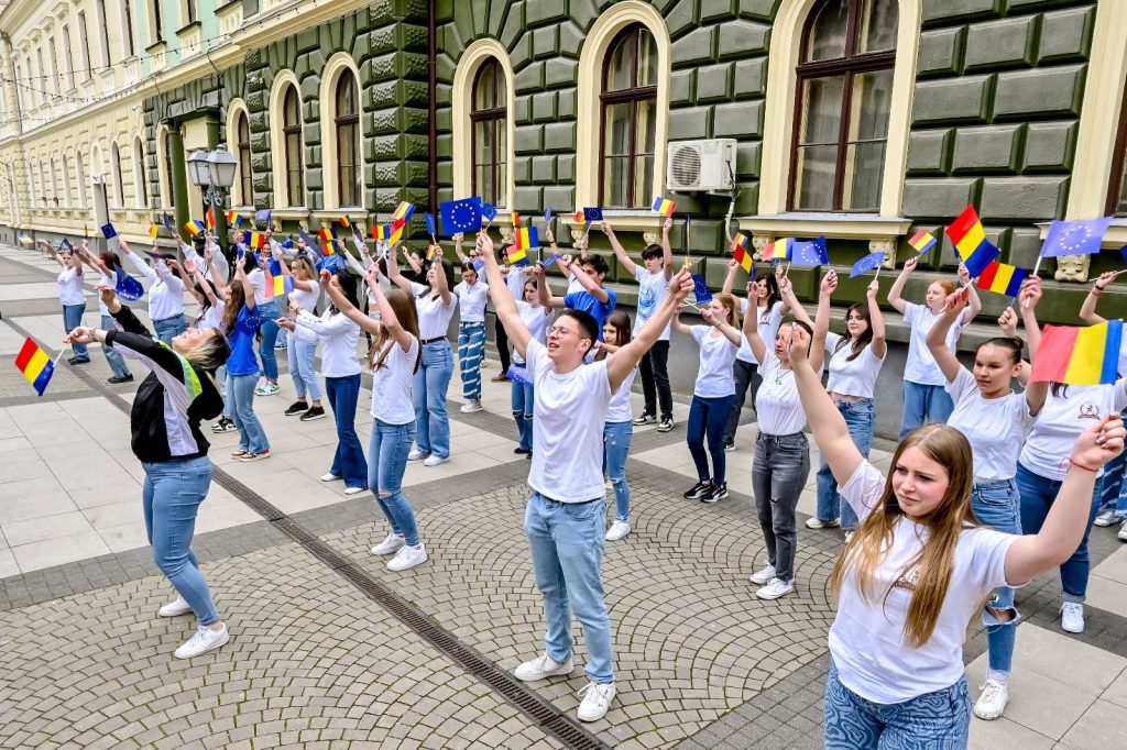 SIGHET – Flashmob pe strada pietonală, de Ziua Europei / FOTO