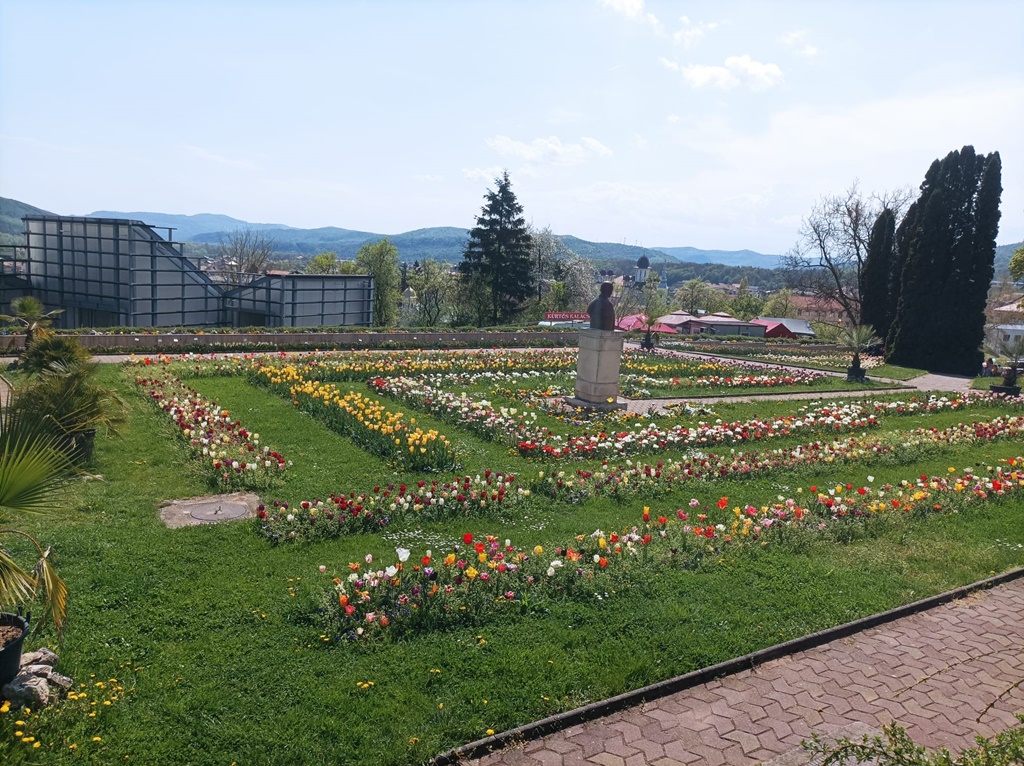 Grădina Botanică ‘Vasile Fati’ din Jibou, asaltată de vizitatori