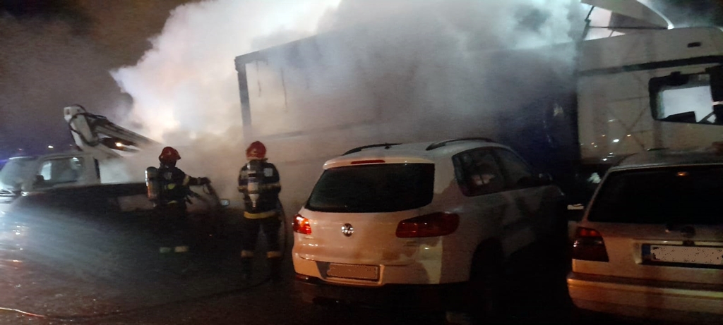 Incendiu violent în curtea unui service auto [FOTO]