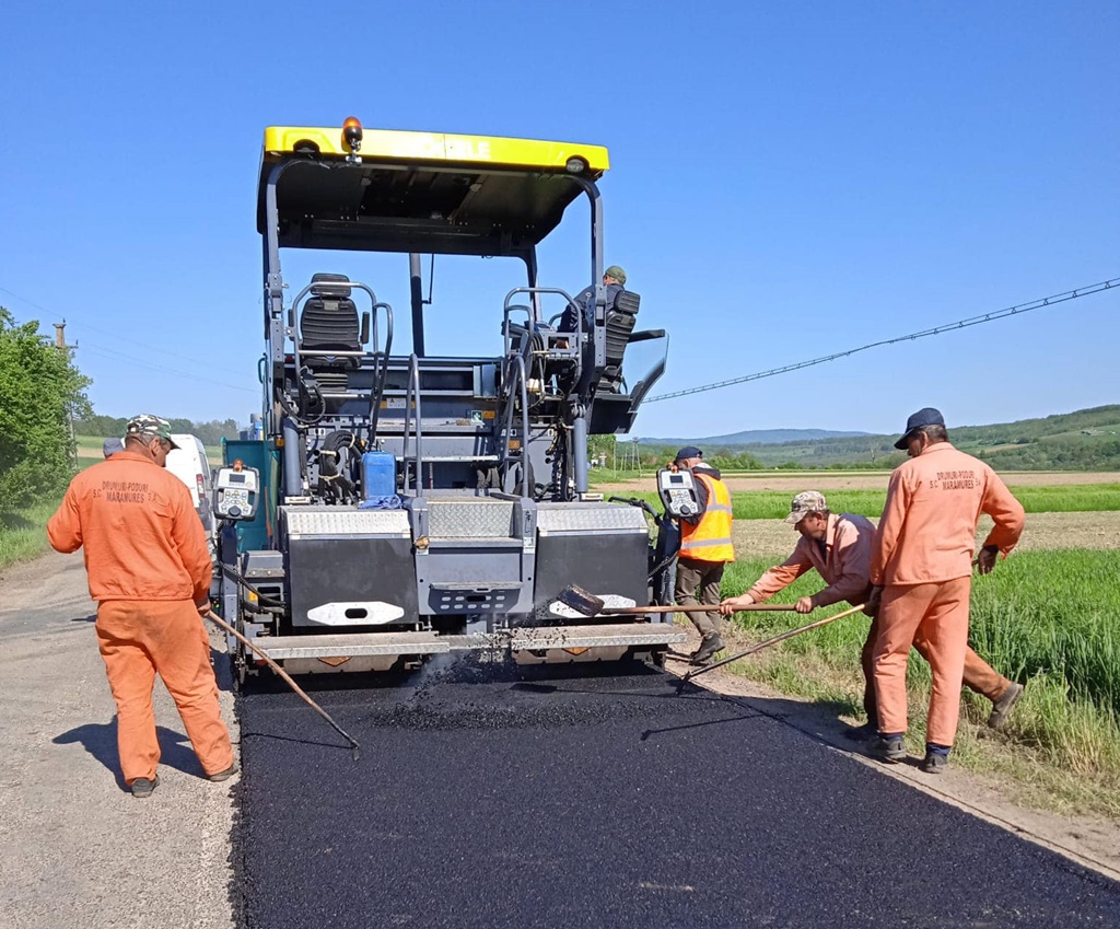 Se lucrează pe drumurile județene din Maramureș