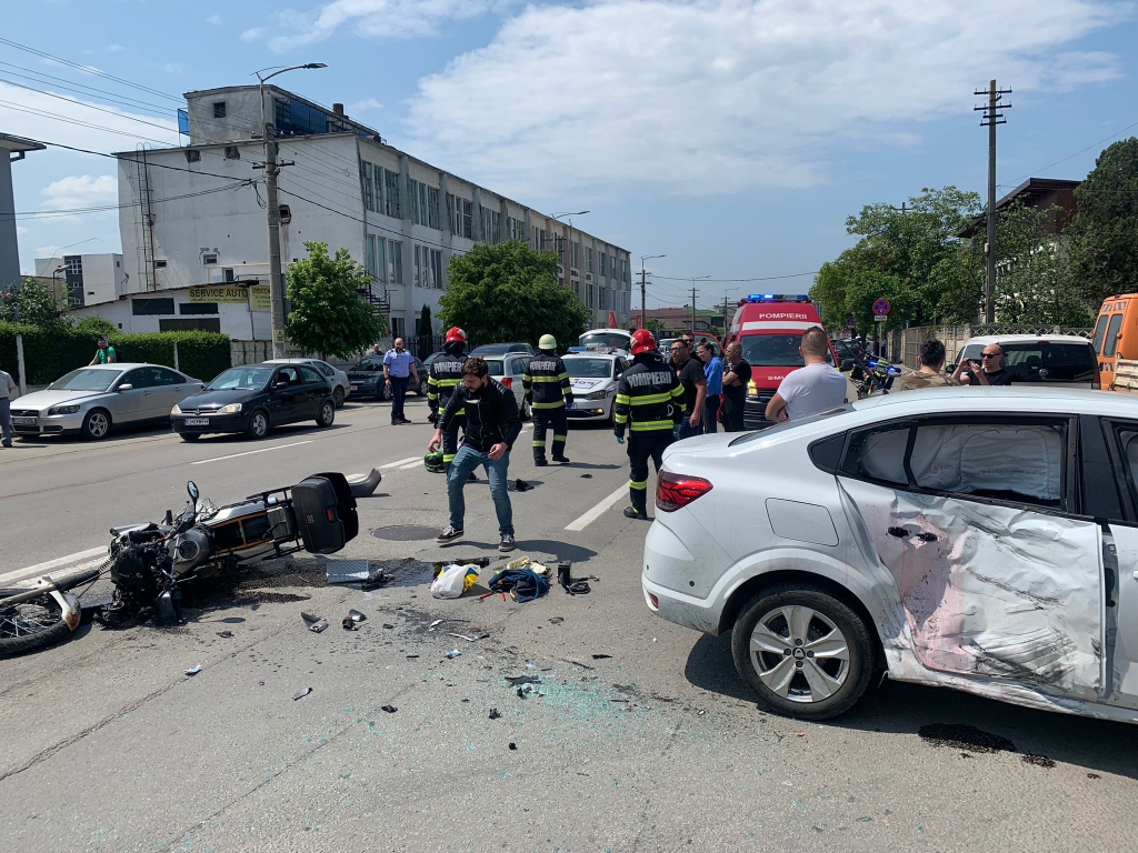 Motociclist ajuns la spital cu traumatisme multiple după un accident pe strada Câmpina [FOTO]