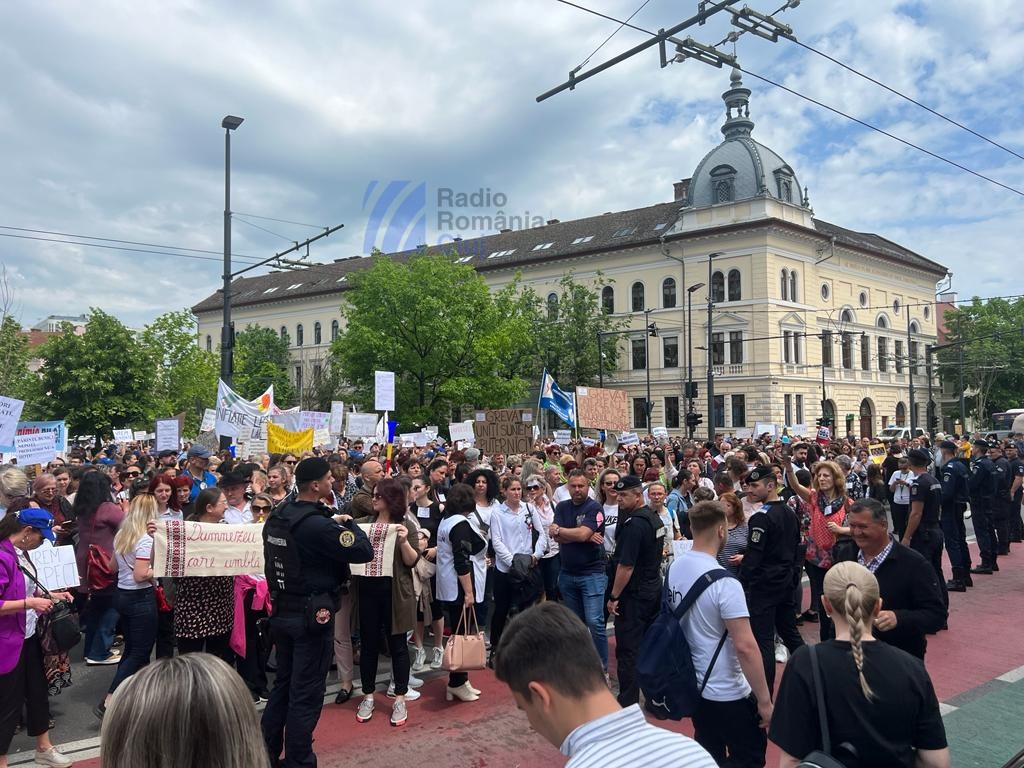 (UPDATE) 5.000 de profesori au ieșit în stradă la Cluj-Napoca [AUDIO/FOTO]