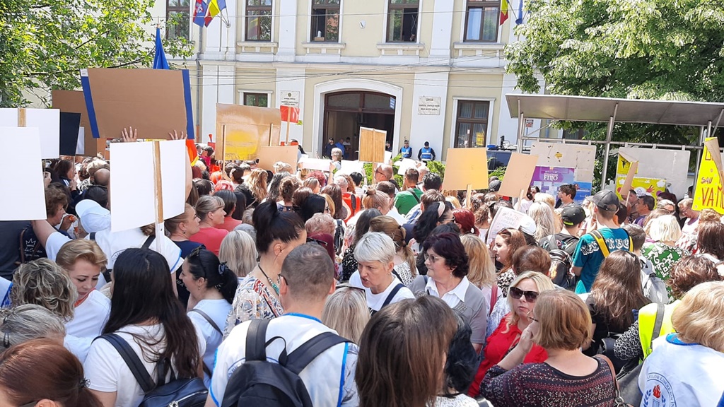 Peste 3.000 de cadre didactice protestează în fața Prefecturii Bihor