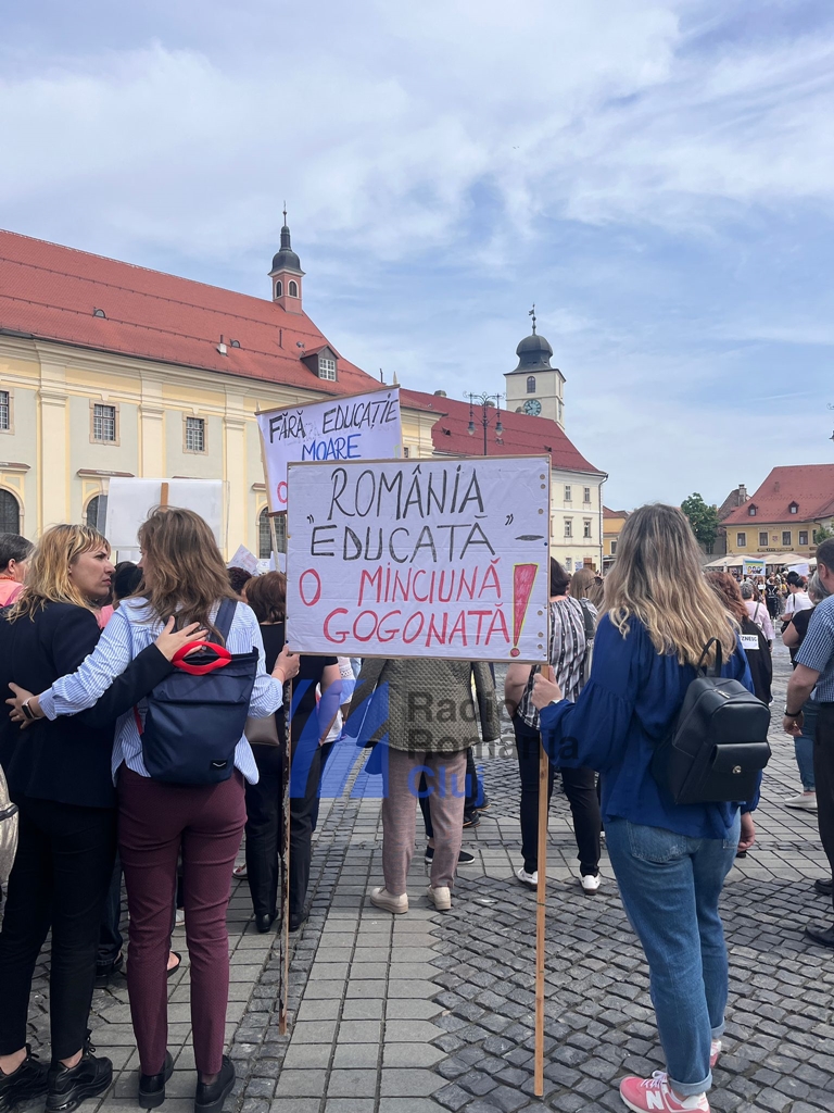 Peste 1.500 de angajaţi din învăţământul sibian au ieșit în stradă [FOTO]