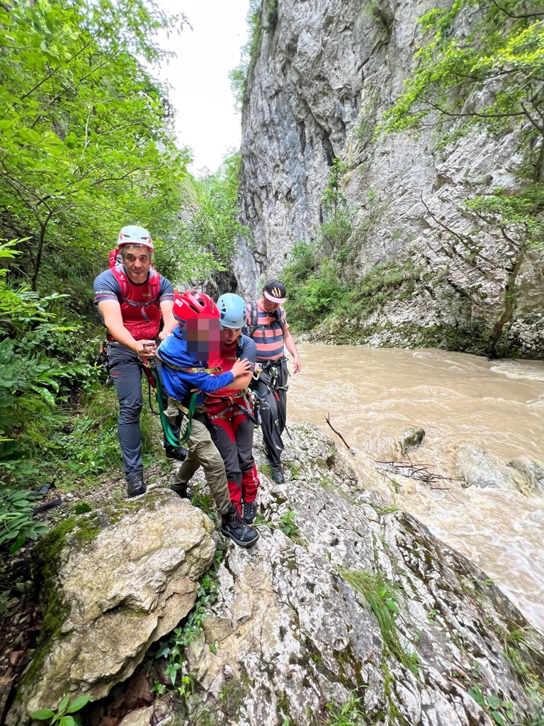 Patru turiști au rămas blocaţi în Cheile Râmeţului [FOTO]