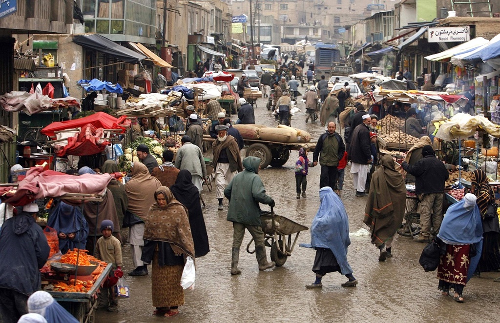 „Muzica corupe tinerii” – A dus la arderea a zeci de instrumente muzicale în Afganistan