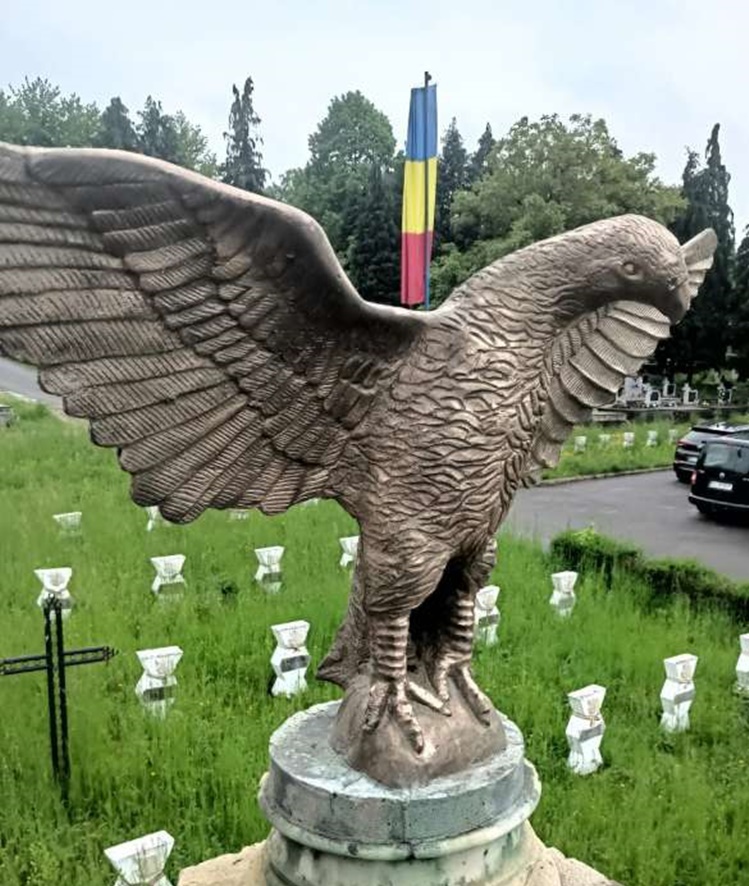 Au furat vulturul din bronz de pe monumentul Eroilor din Zalău