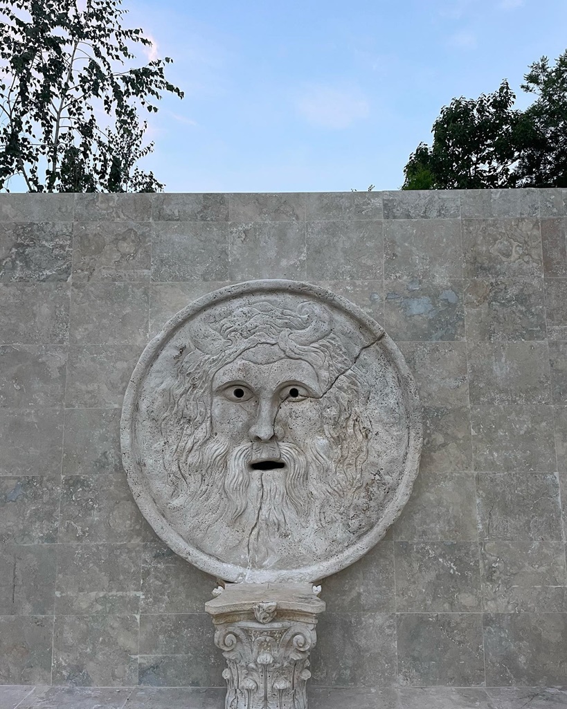 Bocca della Verità are o copie fidelă la grădinile aristocrate de la Banpotoc