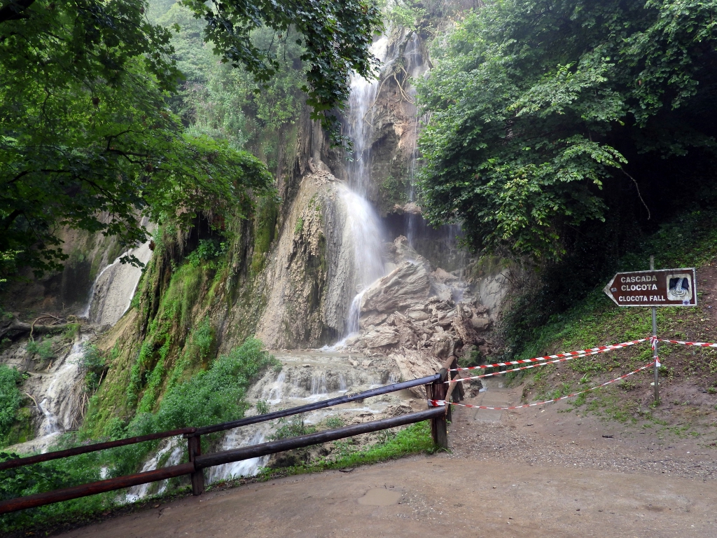 Cascada Clocota și-a schimbat înfățișarea peste noapte!