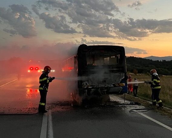 Un autobuz aflat în mers a luat foc