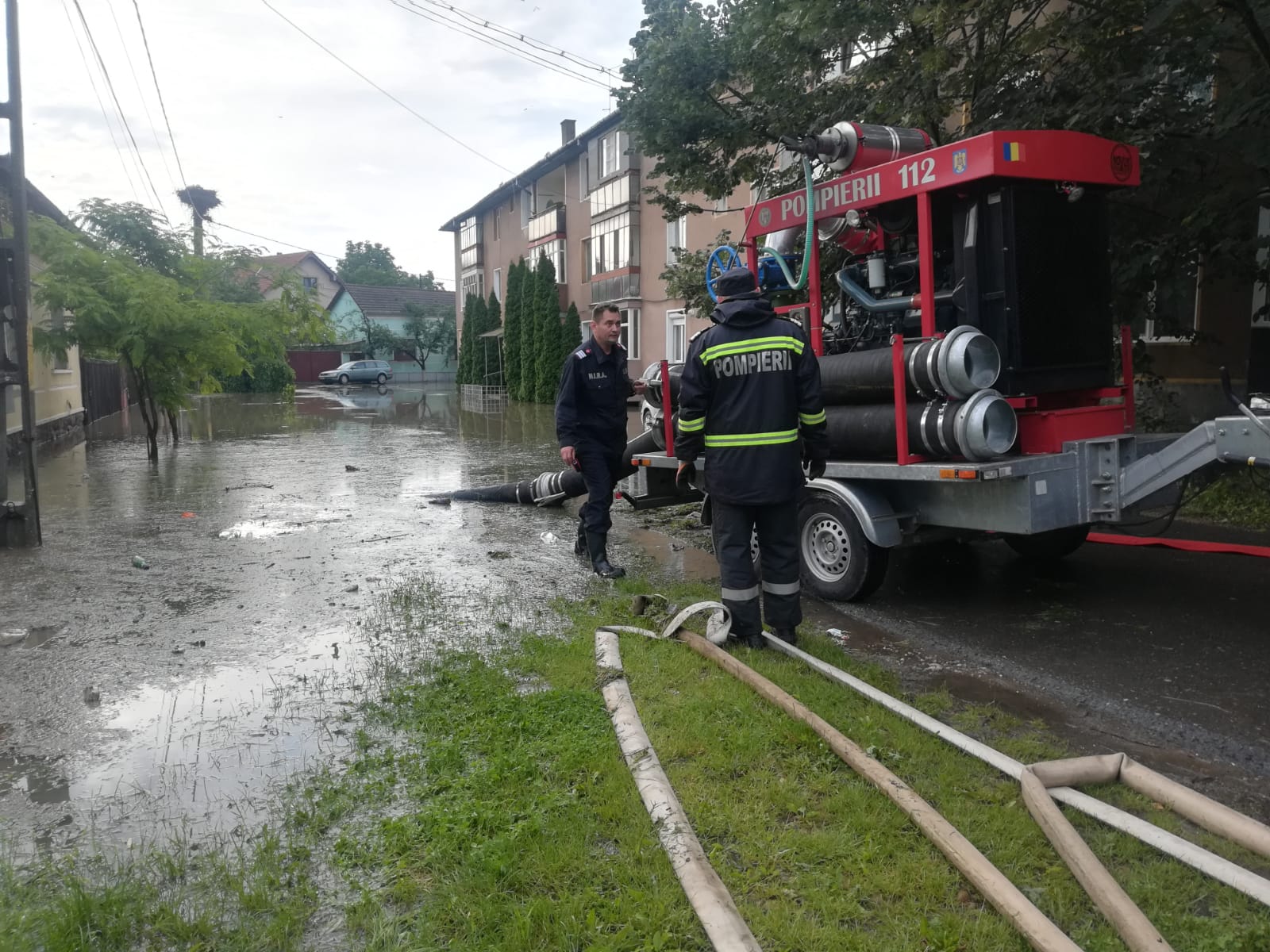 Copac căzut pe o casă şi gospodării inundate, în Apuseni