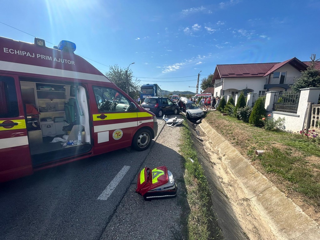 Elicopterul SMURD și descarcerarea la un accident rutier pe DN1C. Traficul, blocat! [UPDATE]