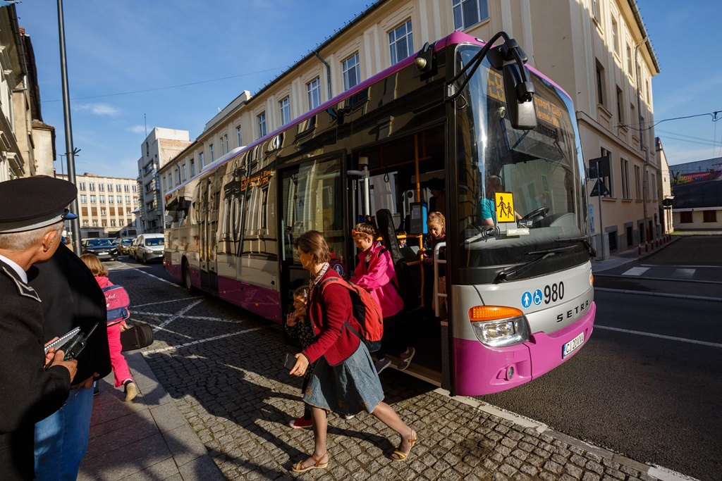 Autobuzele școlare circulă din prima zi de școală