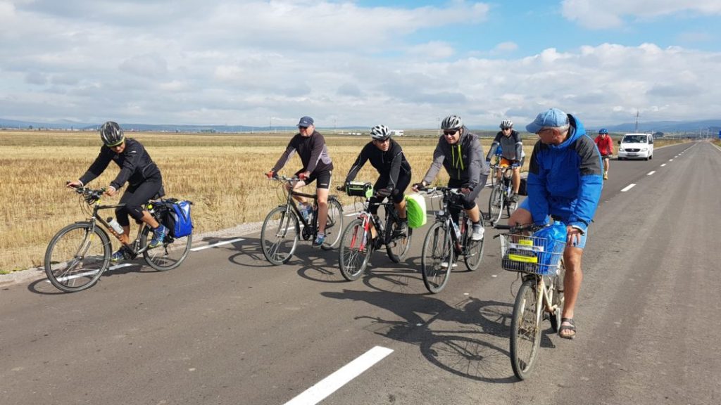 Colegii de la Radio Târgu Mureș pedalează prin Transilvania în scop caritabil