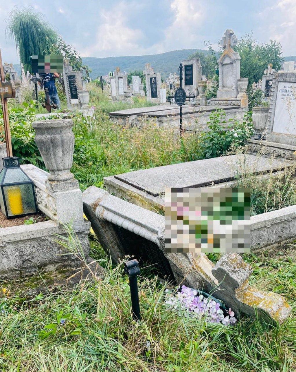 O femeie a murit în cimitir după ce o cruce a căzut peste ea