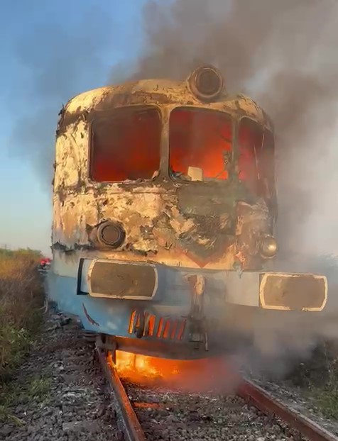 Tren în flăcări pe ruta Oradea-Arad [FOTO] – UPDATE