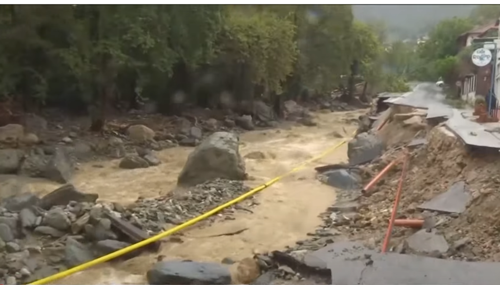 Sute de români se află încă în Grecia, în zonele afectate de inundaţiile catastrofale, şi au nevoie de ajutor