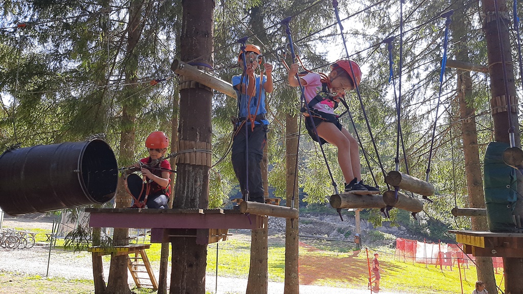 Distracție și provocări în parcul de aventură de la Stâna de Vale [AUDIO/ FOTO]