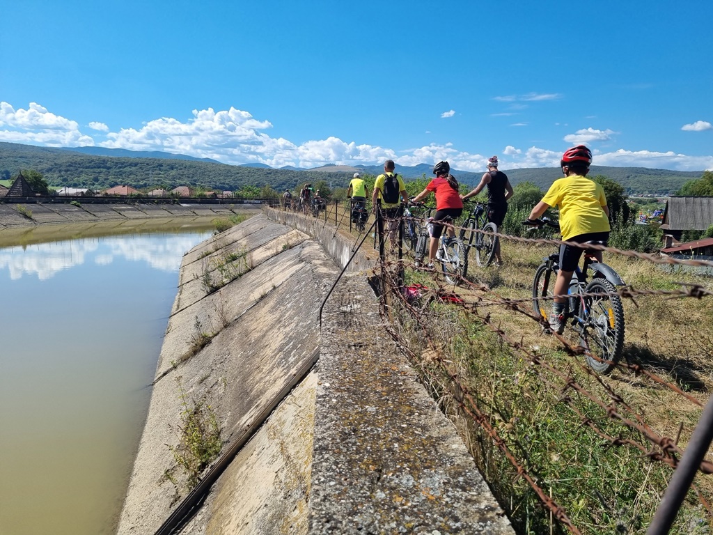 Tură cu bicicleta pe Valea Căpușului și culmile din Munții Gilăului