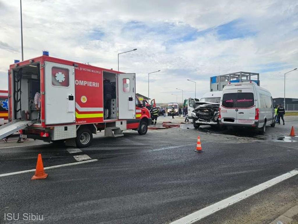 Accident între două microbuze