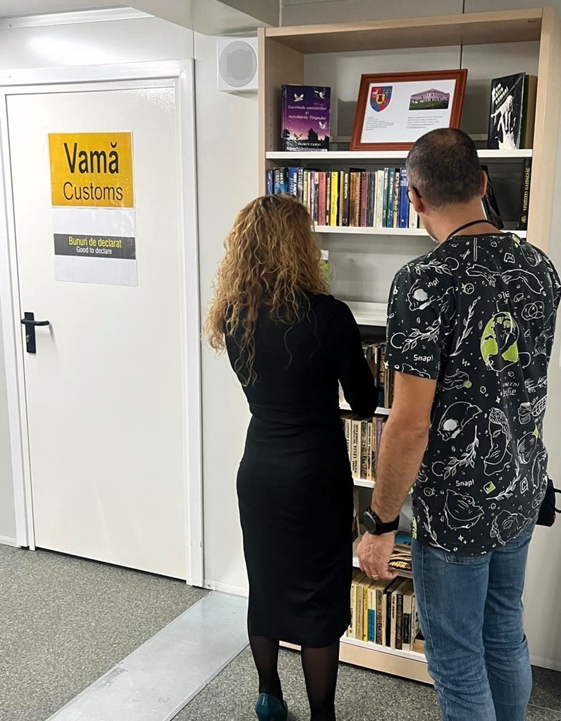 Mini-bibliotecă amenajată în sala de aşteptare a Aeroportului din Satu Mare