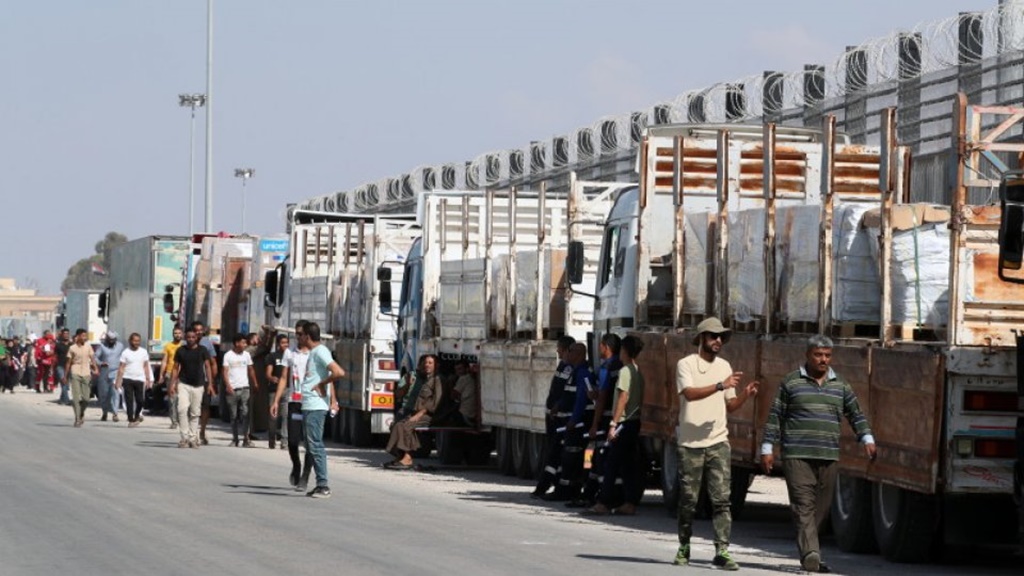 Tirurile cu ajutoare umanitare, blocate la granița dintre Egipt și Fâșia Gaza