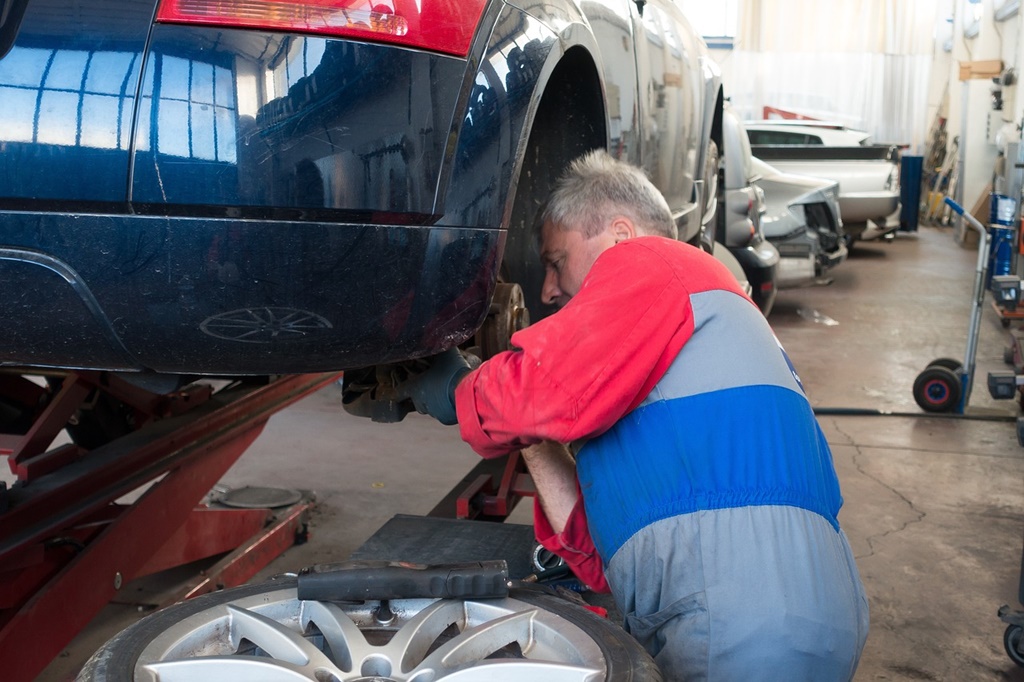 Dosar penal pentru distrugere la un atelier de reparații auto