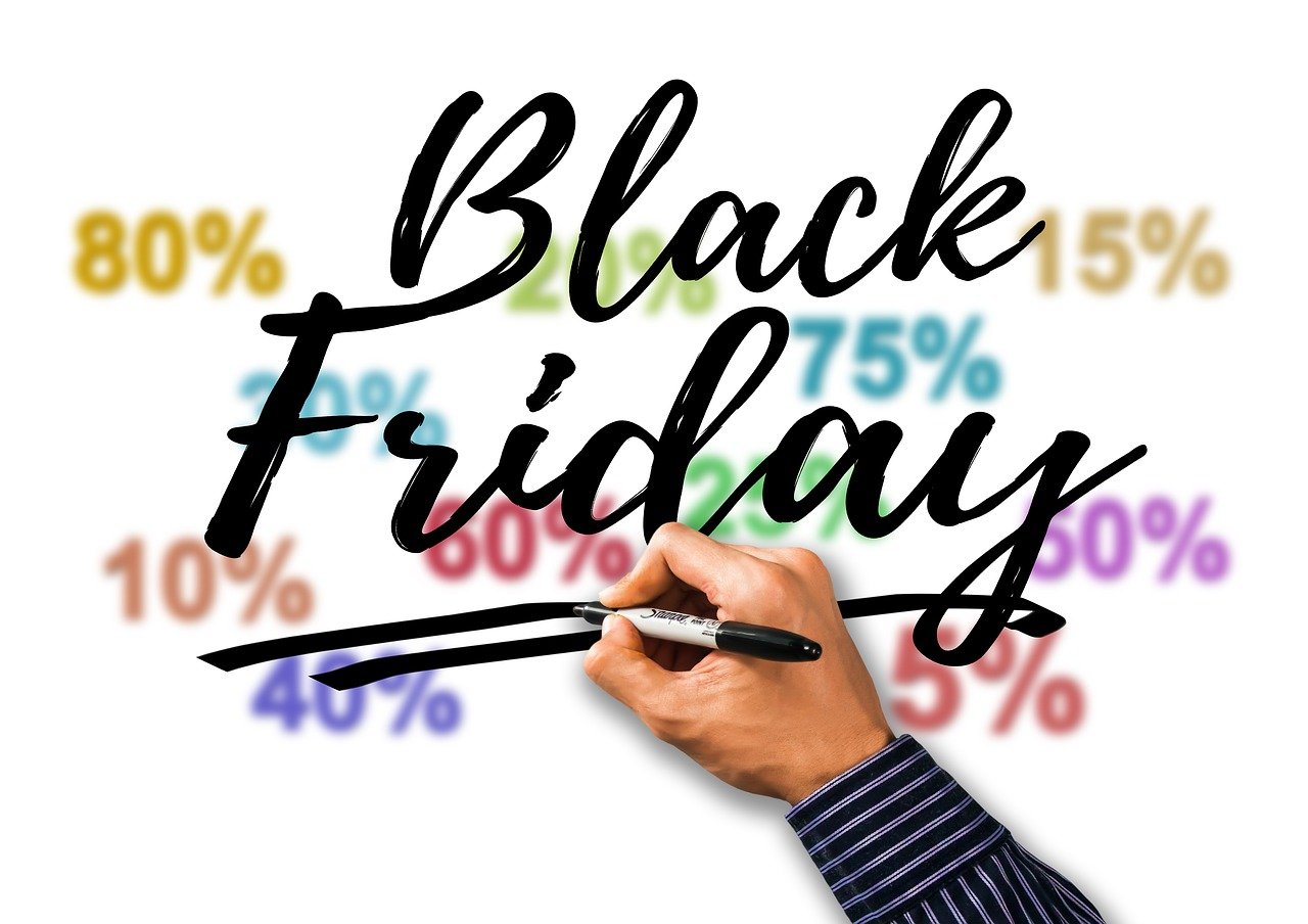 Platformele de vânzare online au dat startul marilor reduceri de Black Friday