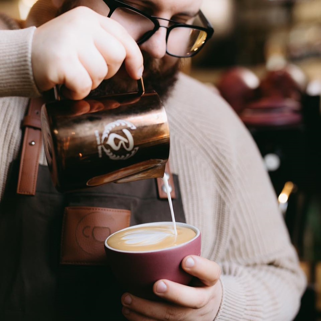 Cum a ajuns aproape de faliment singura cafenea socială din Transilvania [AUDIO]