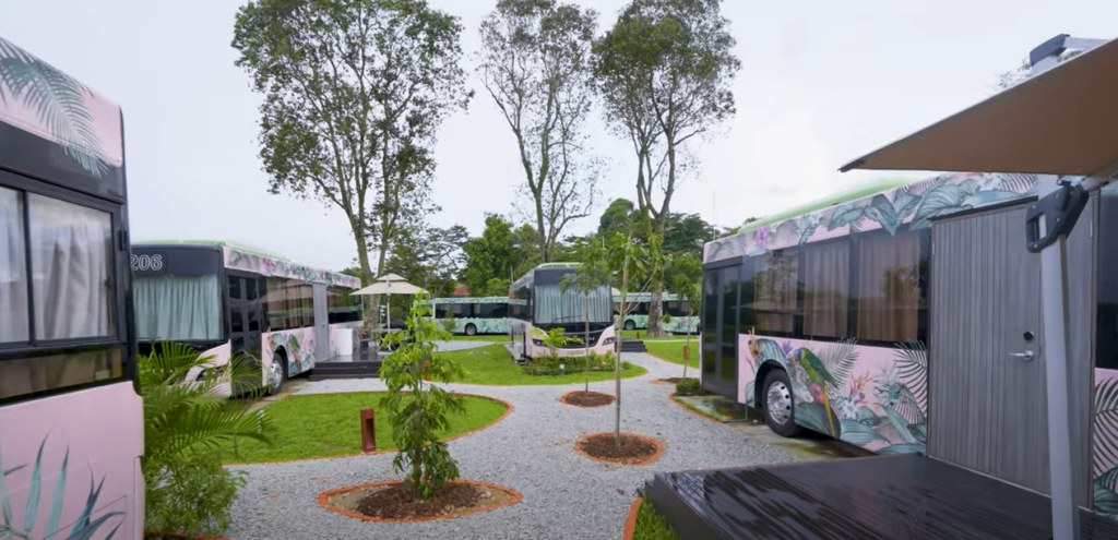 Un hotel de lux construit din autobuze