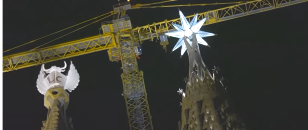 Noile turnuri ale bazilicii Sagrada Familia, iluminate pentru prima dată