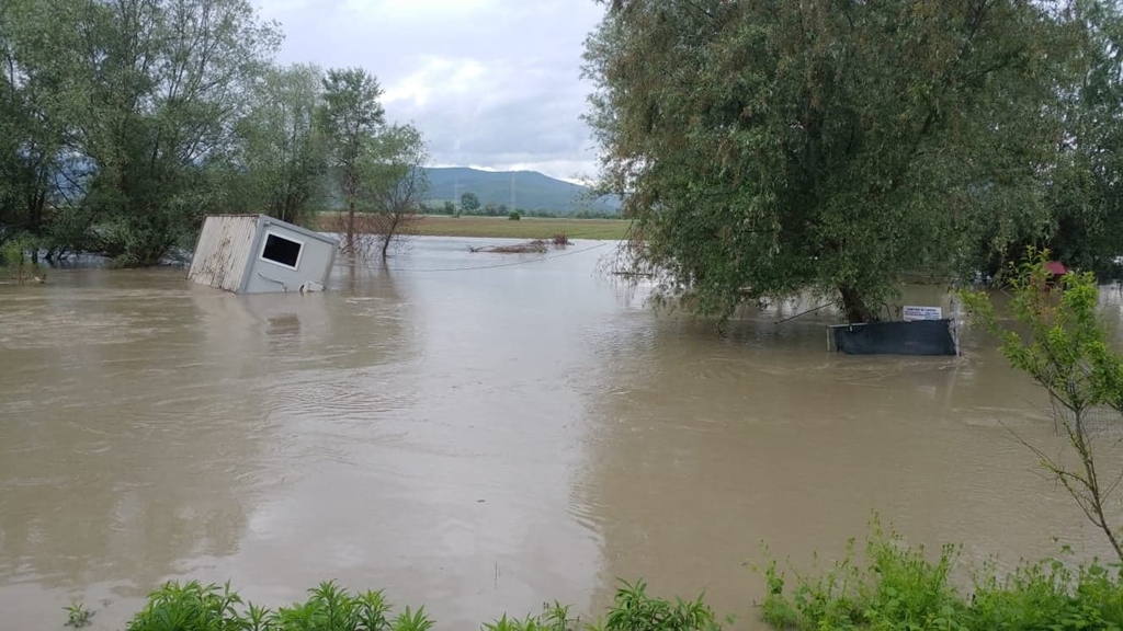 Mai multe sectoare de râuri din trei județe se mențin peste cotele de inundații