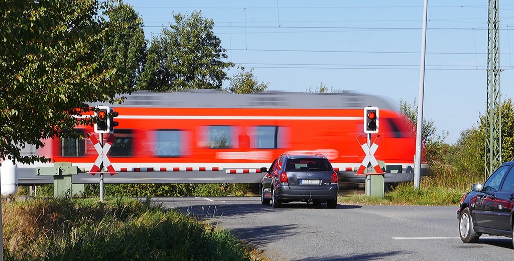 Mașină lovită de tren la o trecere la nivel cu calea ferată