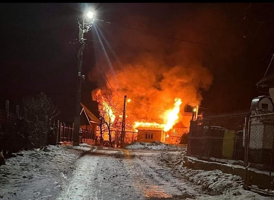 Maramureș – Familie ajutată de pompieri după ce casa le-a fost distrusa într-un incendiu