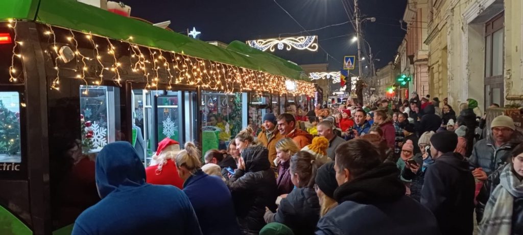 La Sighet circulă autobuzul lui Moş Crăciun [FOTO/AUDIO]