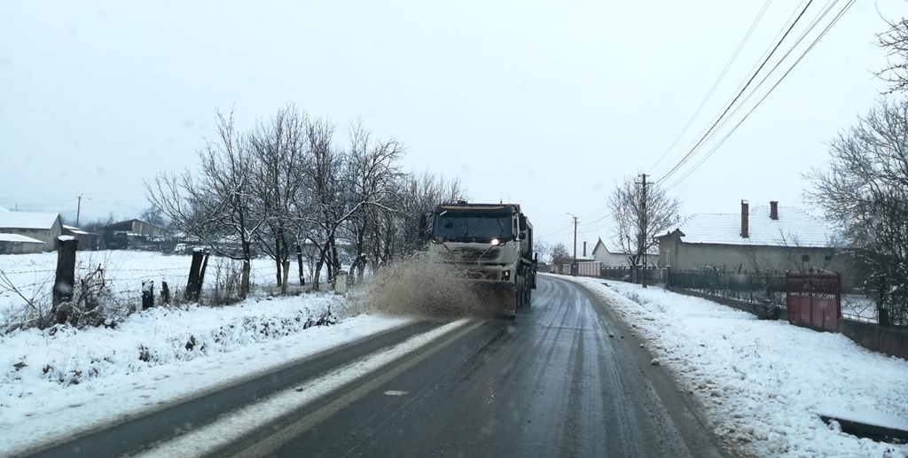 Pe toate drumurile din județul Sibiu se circulă în condiții de iarnă | UPDATE