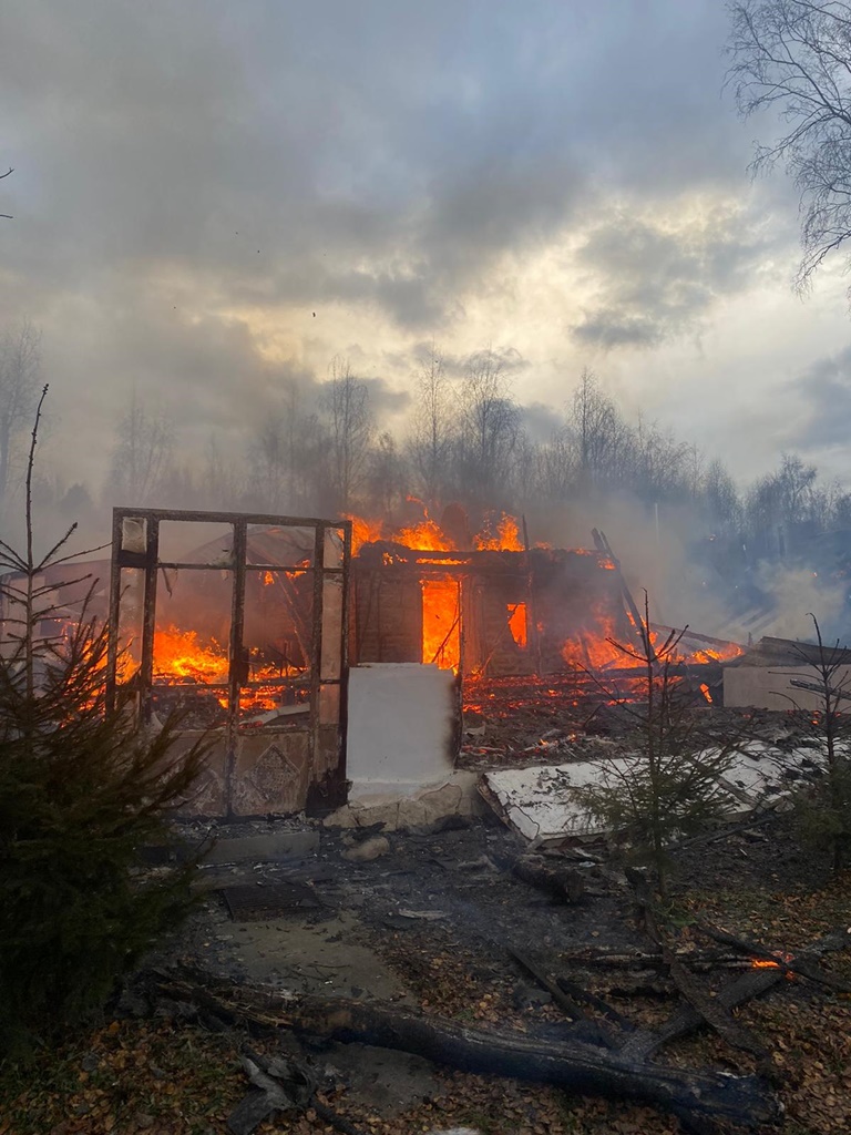 O cabană din lemn a fost distrusă într-un incendiu [AUDIO]