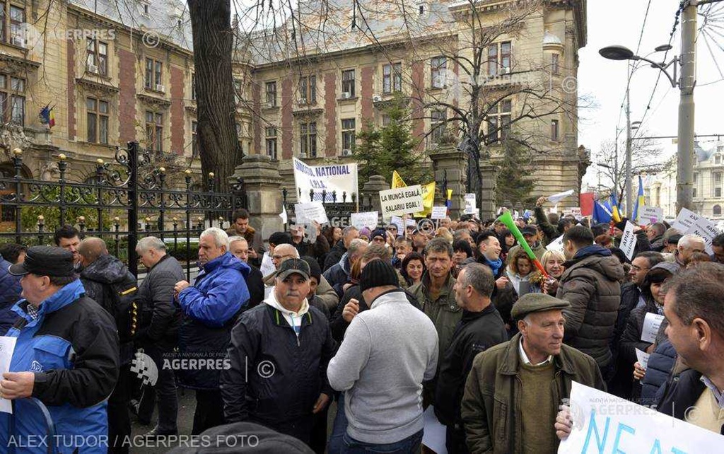 Angajaţii APIA continuă protestele