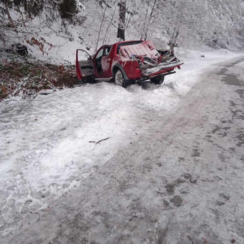 Maramureș – Mașină avariată de un copac prăbușit sub greutatea zăpezii / FOTO