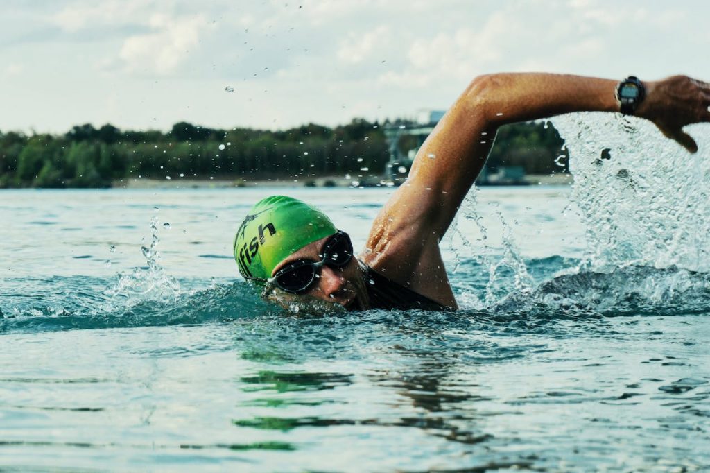 300 de sportivi din 27 de ţări vin la Oradea să înoate în ape înghețate