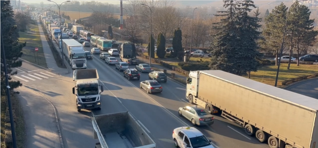 Transportatorii își continuă protestele