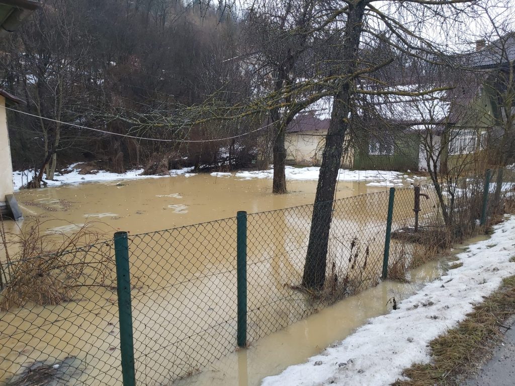 Gospodării inundate în Borșa [AUDIO]